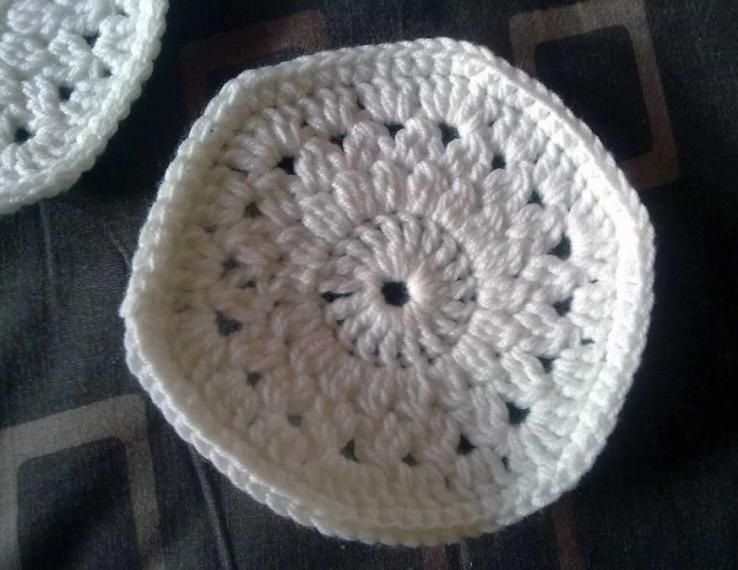 Round crocheted motif for a house-slipper upper