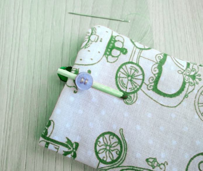 Ribbon loop and button on the case closure