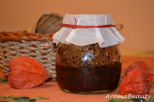 Стеклянная баночка тёмного кофейно-сахарного скраба с бумажной крышкой и сушёными физалисами
