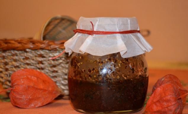 Стеклянная баночка тёмного кофейно-сахарного скраба с бумажной крышкой и сушёными физалисами