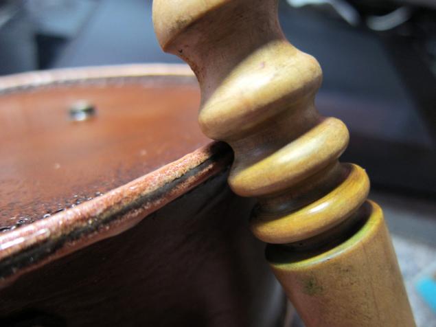 Finishing the edge of a leather piece with a tool