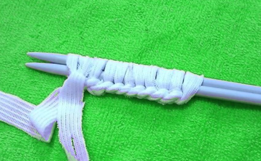 Cast-on stitches made from ribbon yarn on thick knitting needles