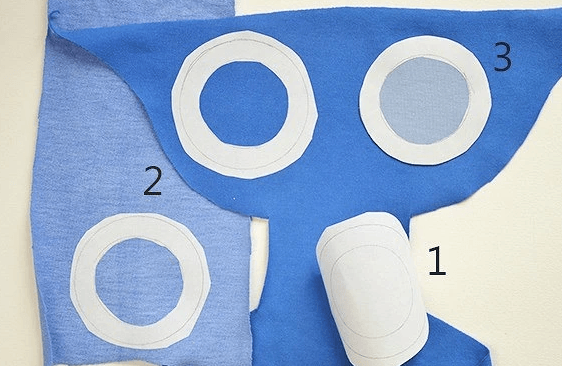 Paper circle templates for a knit fabric appliqué
