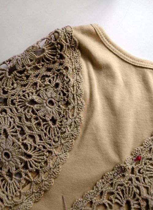 Sewing lace onto the armhole