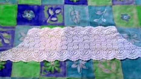 Lace piece with sewn-in gusset