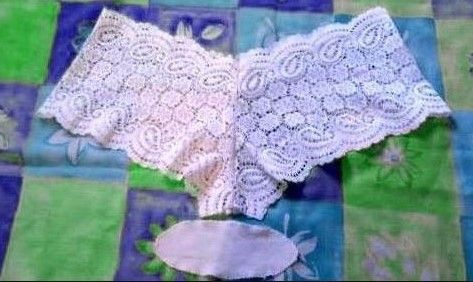 Lace panties with a bottom gusset