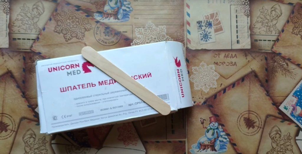 Дерев’яні шпателі в каструлі з водою для розм’якшення перед згинанням