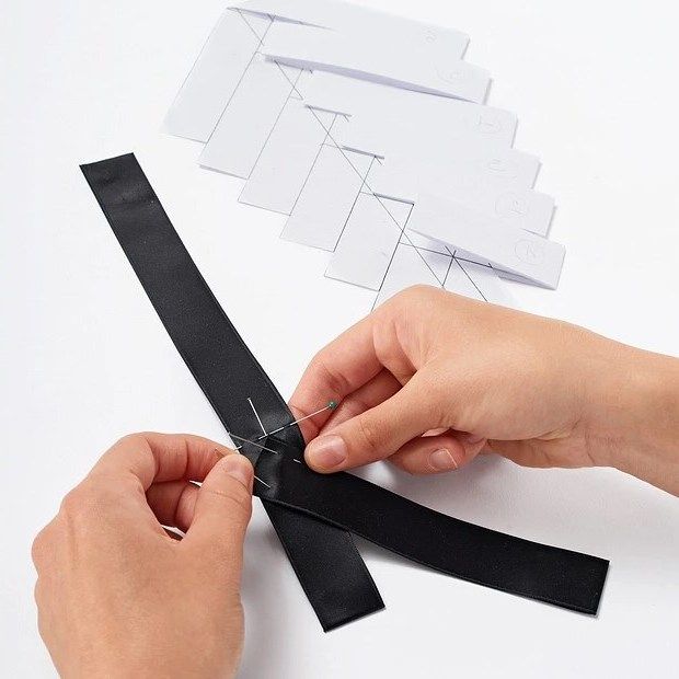 Assembling black satin ribbons for the plastron
