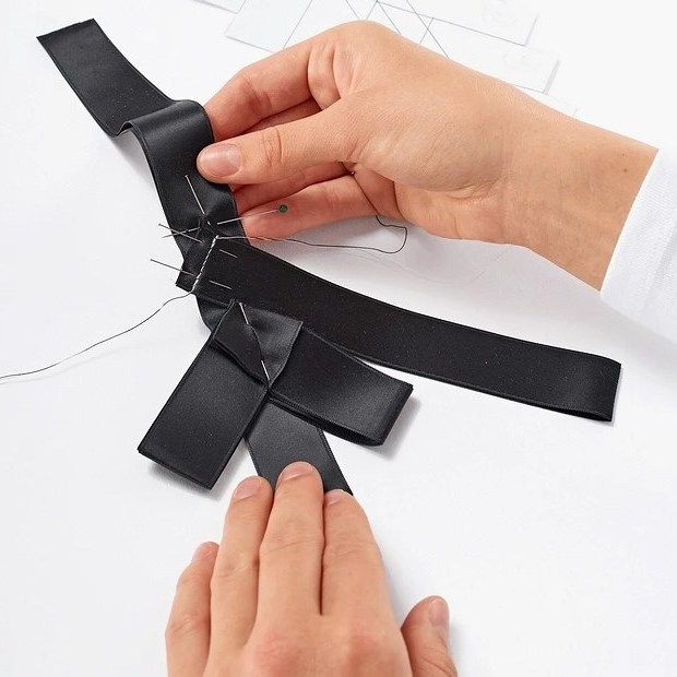 Continuing the assembly of the satin ribbon plastron