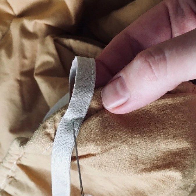 Пришивання білої зав’язки до тканини вручну