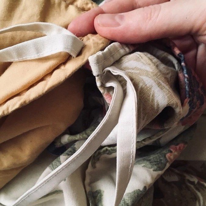 Кілька зав’язок усередині ковдри крупним планом
