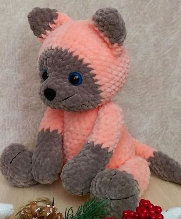 Вязаная игрушка котенок в розовом комбинезоне