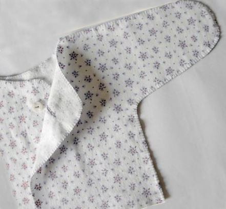 Готовая распашонка для новорожденного с двумя пуговицами