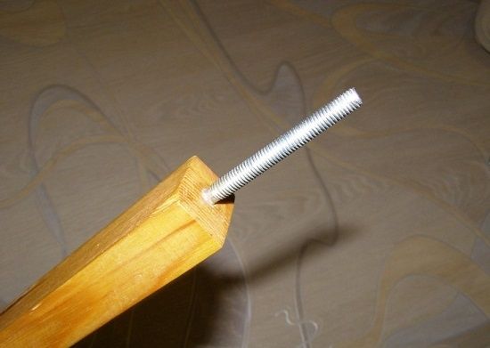 Винт вкручен в торец деревянной рейки