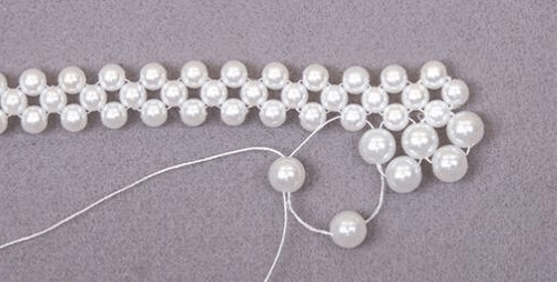 Forming the wide edge of the collar using large pearl beads