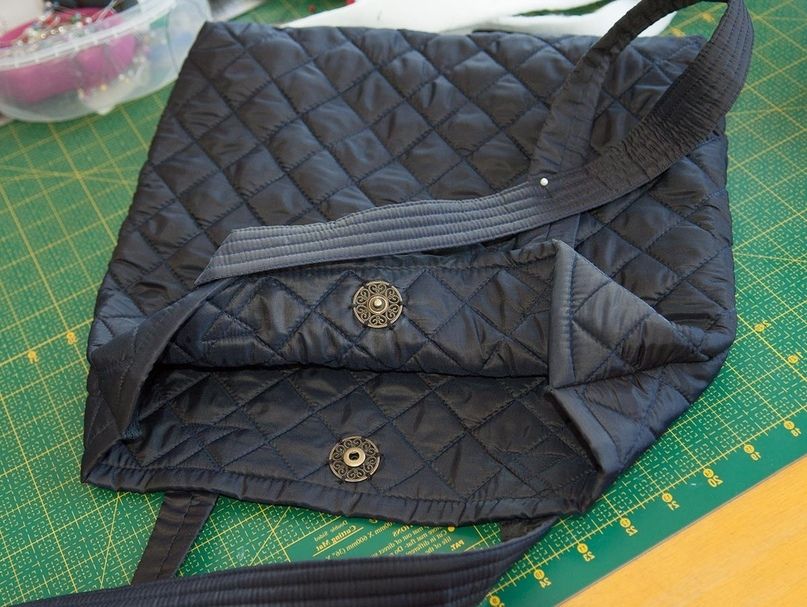 Assembled tote bag with a zipper closure