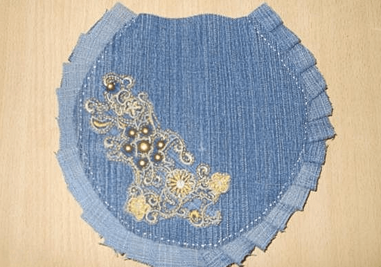 Decorative denim pocket detail stitched to the lower apron section