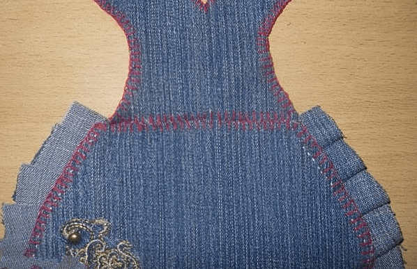 The upper and lower apron pieces joined with diagonal hand stitches