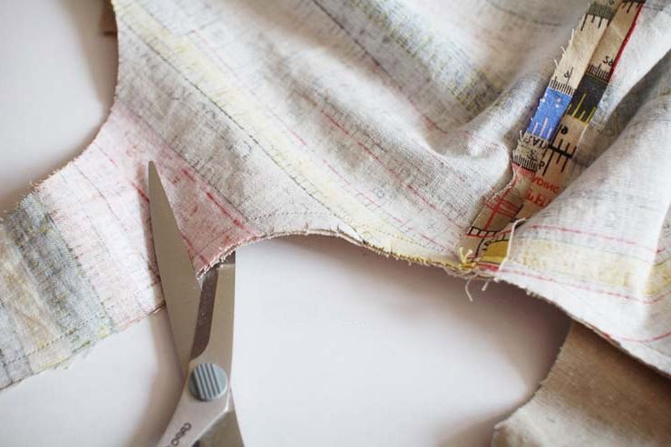 Trimming the seam allowance at a handle curve