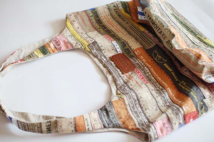 Finished upper edge of the shoulder bag after assembly
