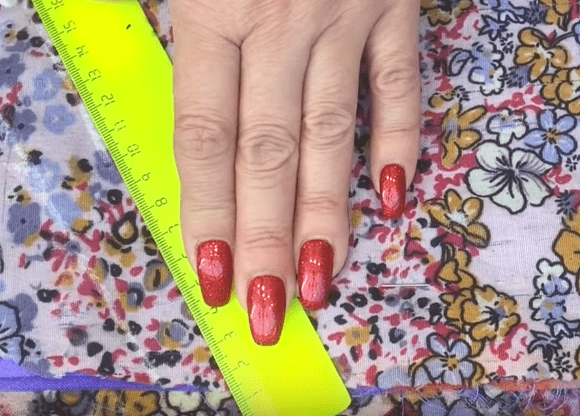 Marking diagonal lines on the scarf fabric using a ruler