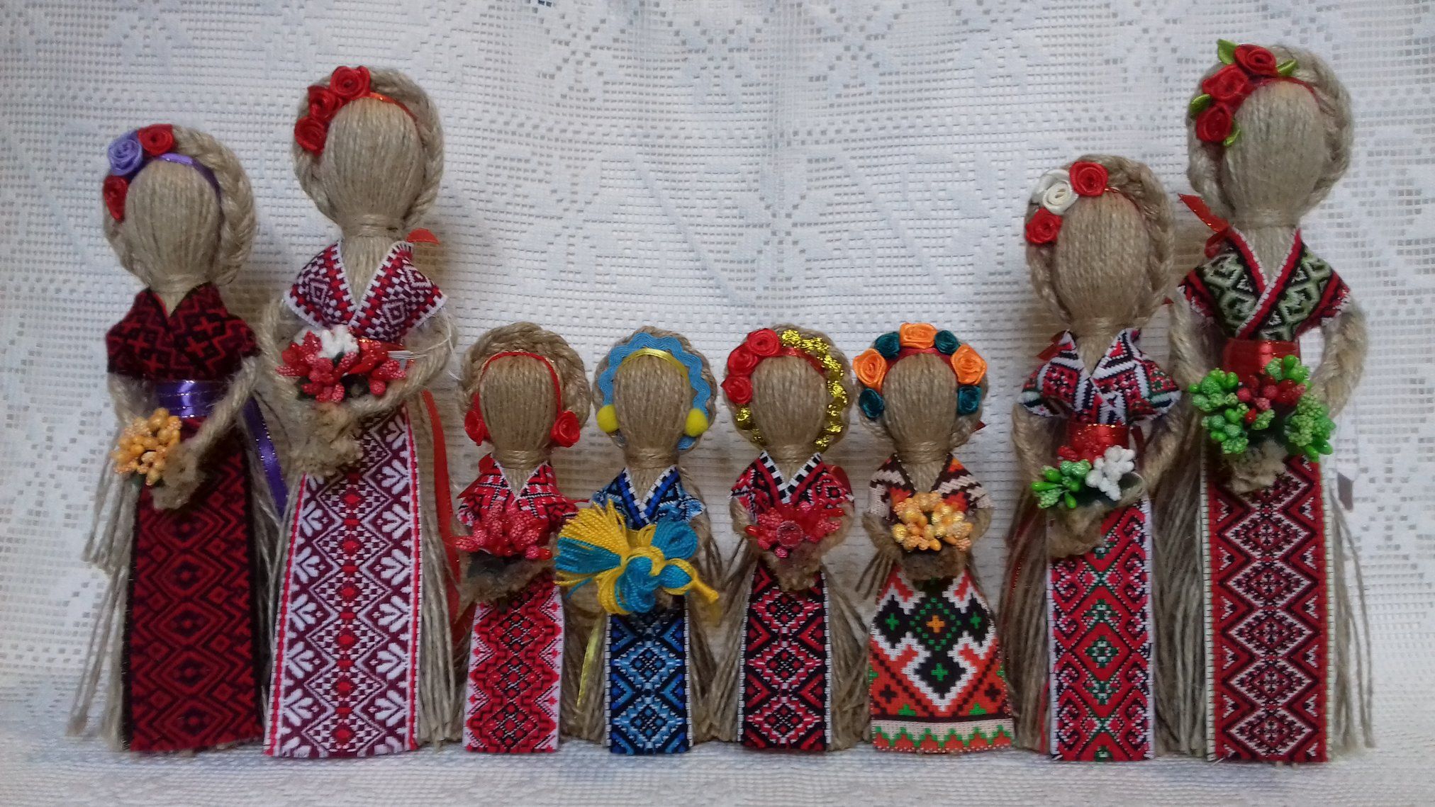Куклы-мотанки в вышитых нарядах с цветочными украшениями