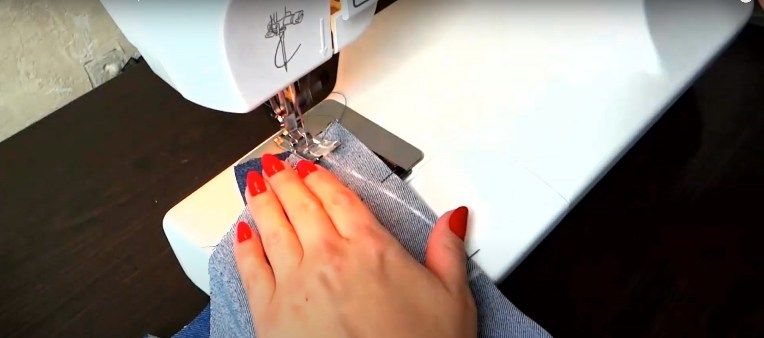 Застрочування нагрудної виточки на швейній машині