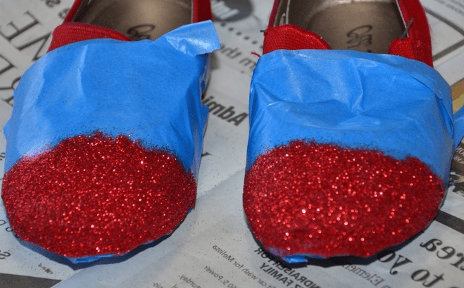 Applying glitter to the glue