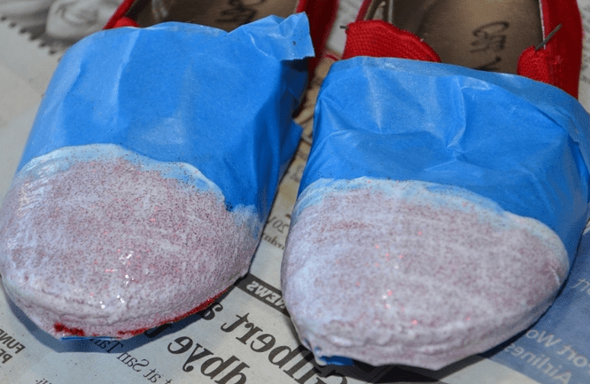 Applying a second layer of glue over the glitter