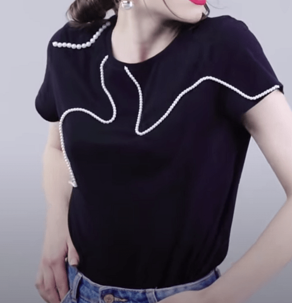 Finished black T-shirt with pearl decoration