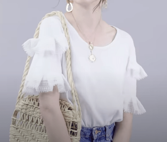Finished white T-shirt with lace details