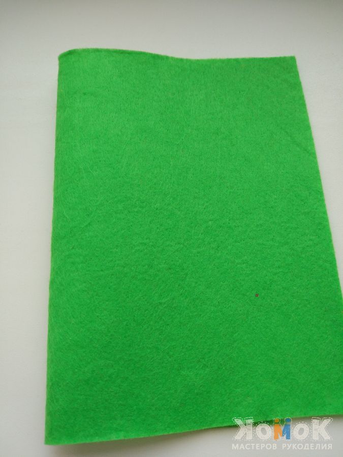 Marking a number piece on green felt