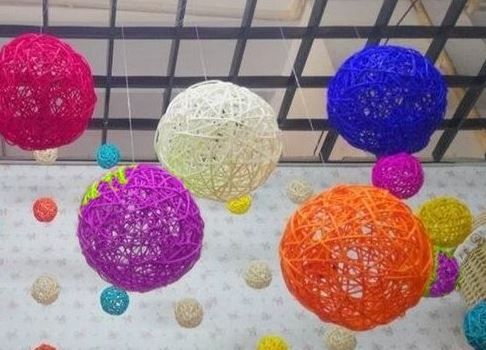 Разноцветные шары из ниток, подвешенные к потолку