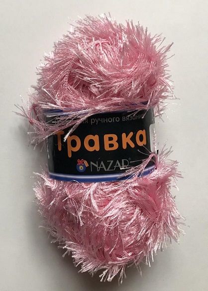 Клубок розовой пряжи травка крупным планом