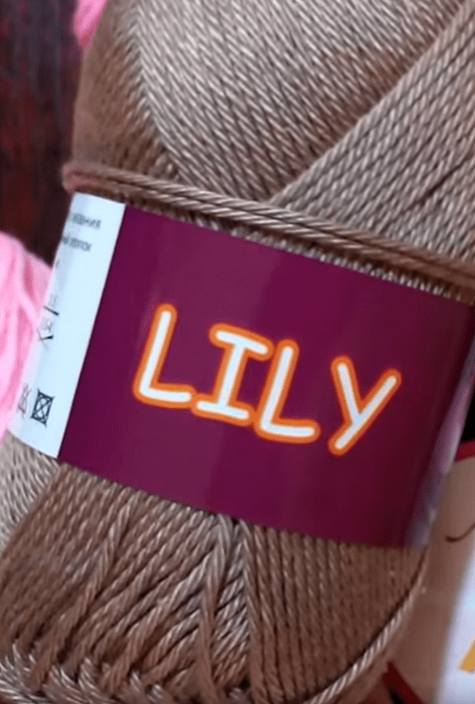 Коричневый моток пряжи LILY
