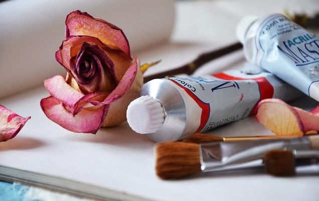 Тюбики акриловой краски и кисти на столе