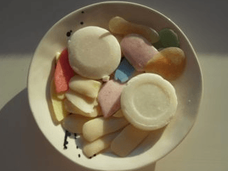 Разные куски и обмылки в неглубокой белой миске