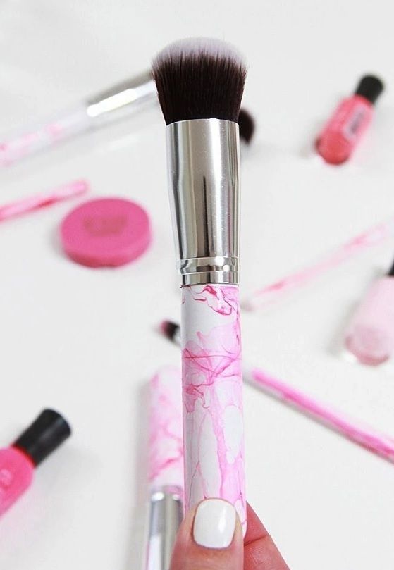 Small objects with dried marbled nail-polish decoration