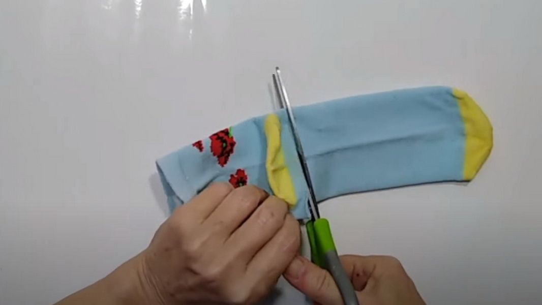 Разрез детского носка для формирования задних ножек бычка