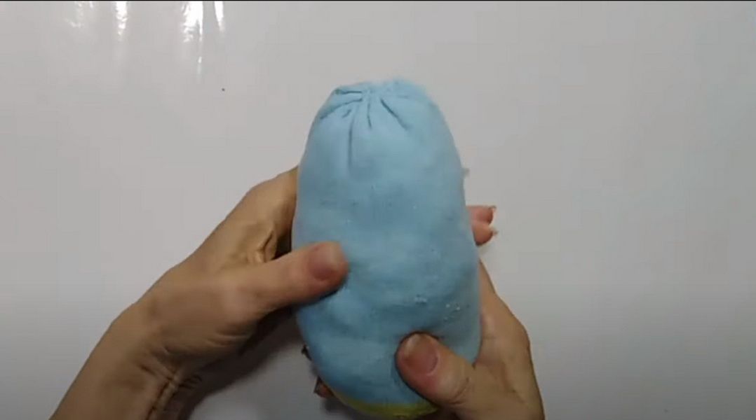 Набитая синтепоном основа игрушки из носка с зашитым верхом