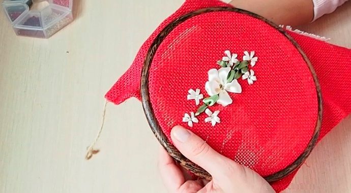 Праздничная вышивка на подарочном мешочке