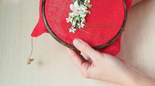 Праздничная вышивка на подарочном мешочке