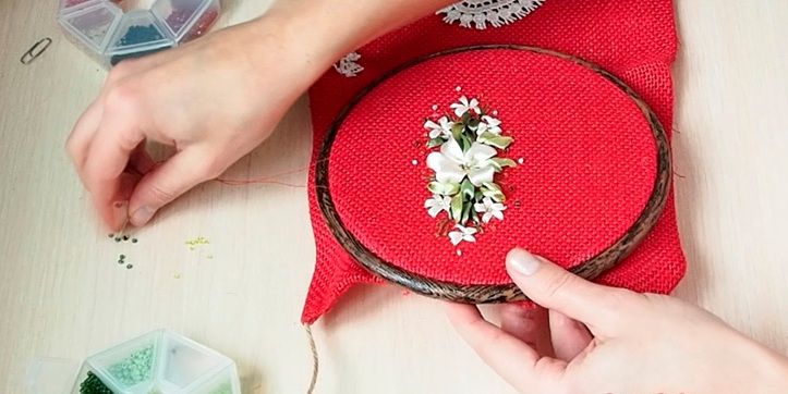 Праздничная вышивка на подарочном мешочке