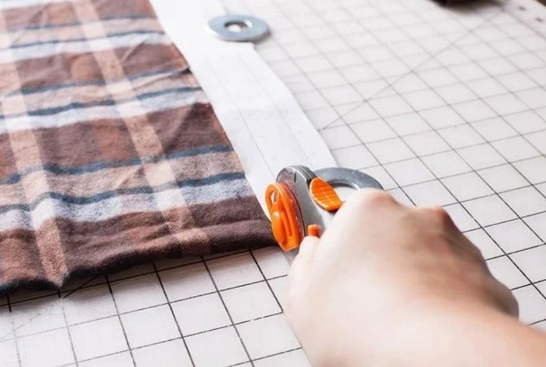 Cutting the casing strip from the chosen fabric
