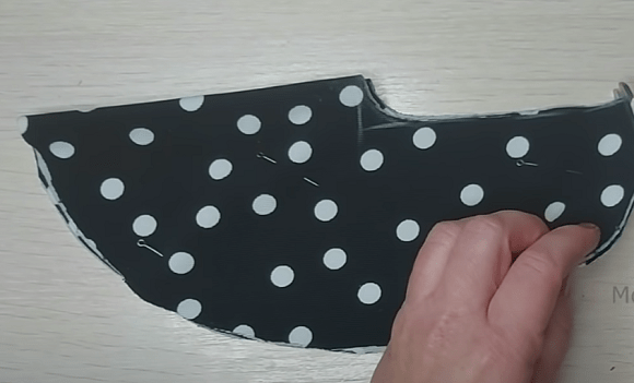 Assembling the upper part of a knit fabric footie