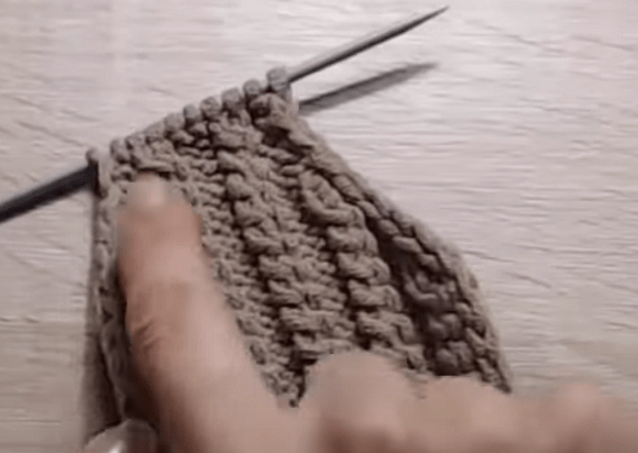 Knitting the upper part of a mitten on two needles