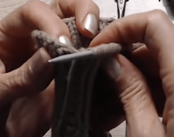 Knitting the upper edge of a mitten on needles
