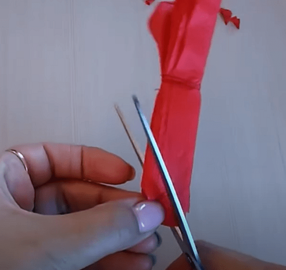 Цветы из салфеток для подарка, шаг 3