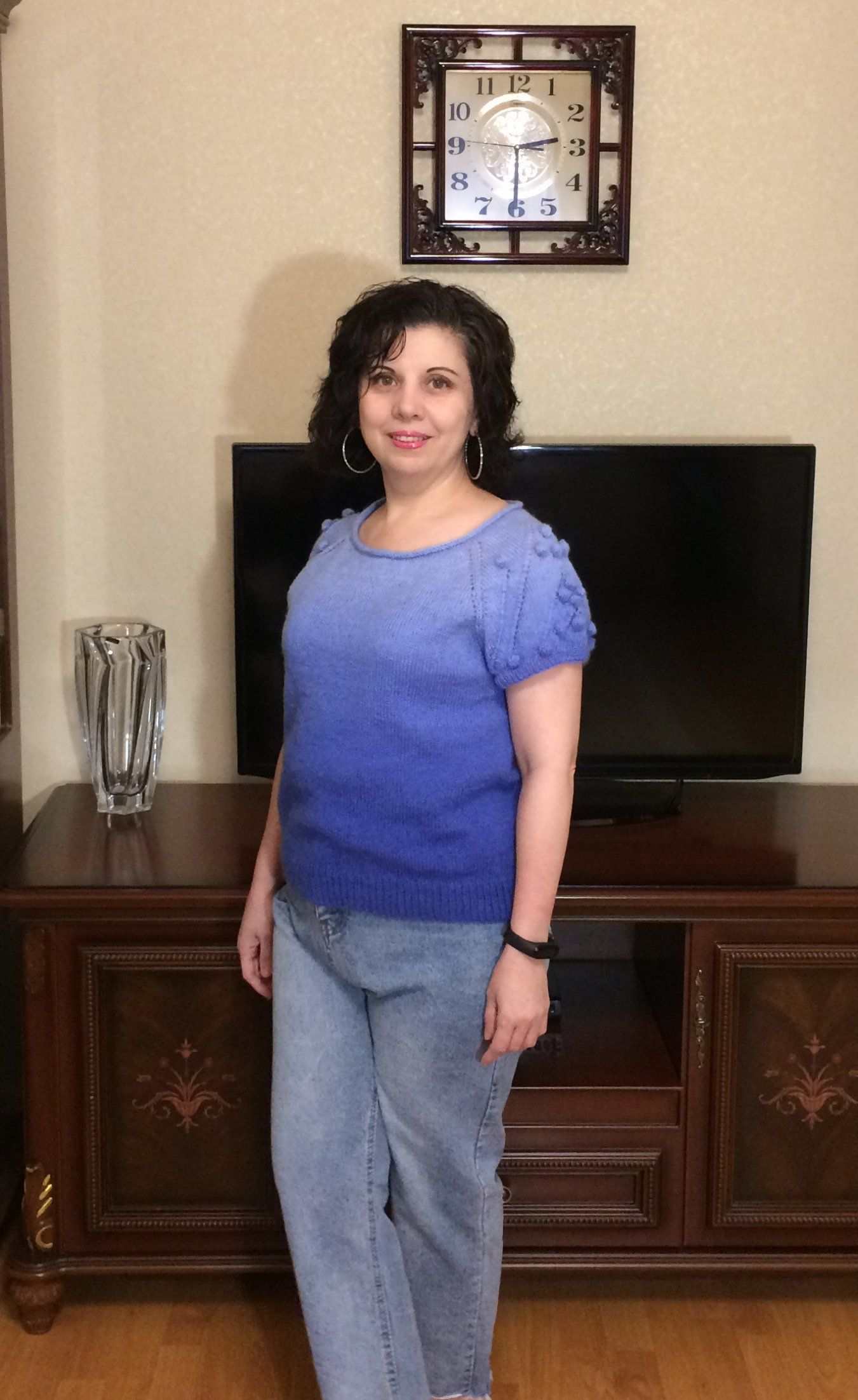 Woman in a blue jumper with short sleeves, front view