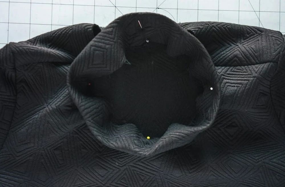 Neckband ring pinned with pins